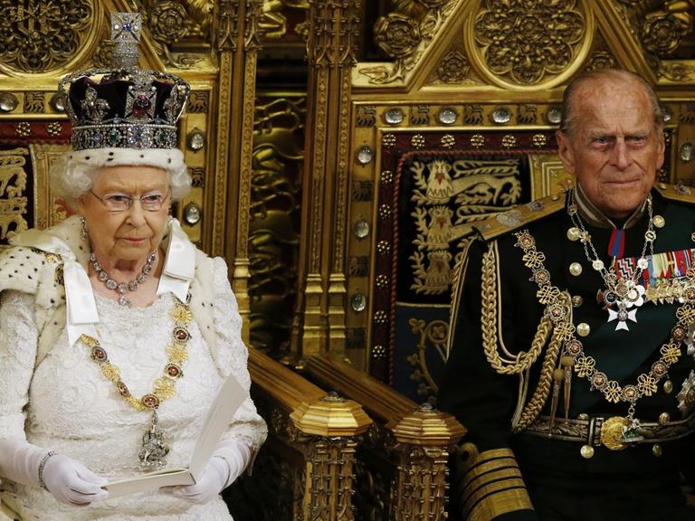 Die Queen neben Prince Philip während Ihrer Rede