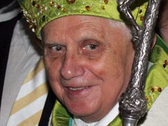 Papst Benedikt XVI. trifft zum Gottesdienst im Wiener Stephansdom ein.