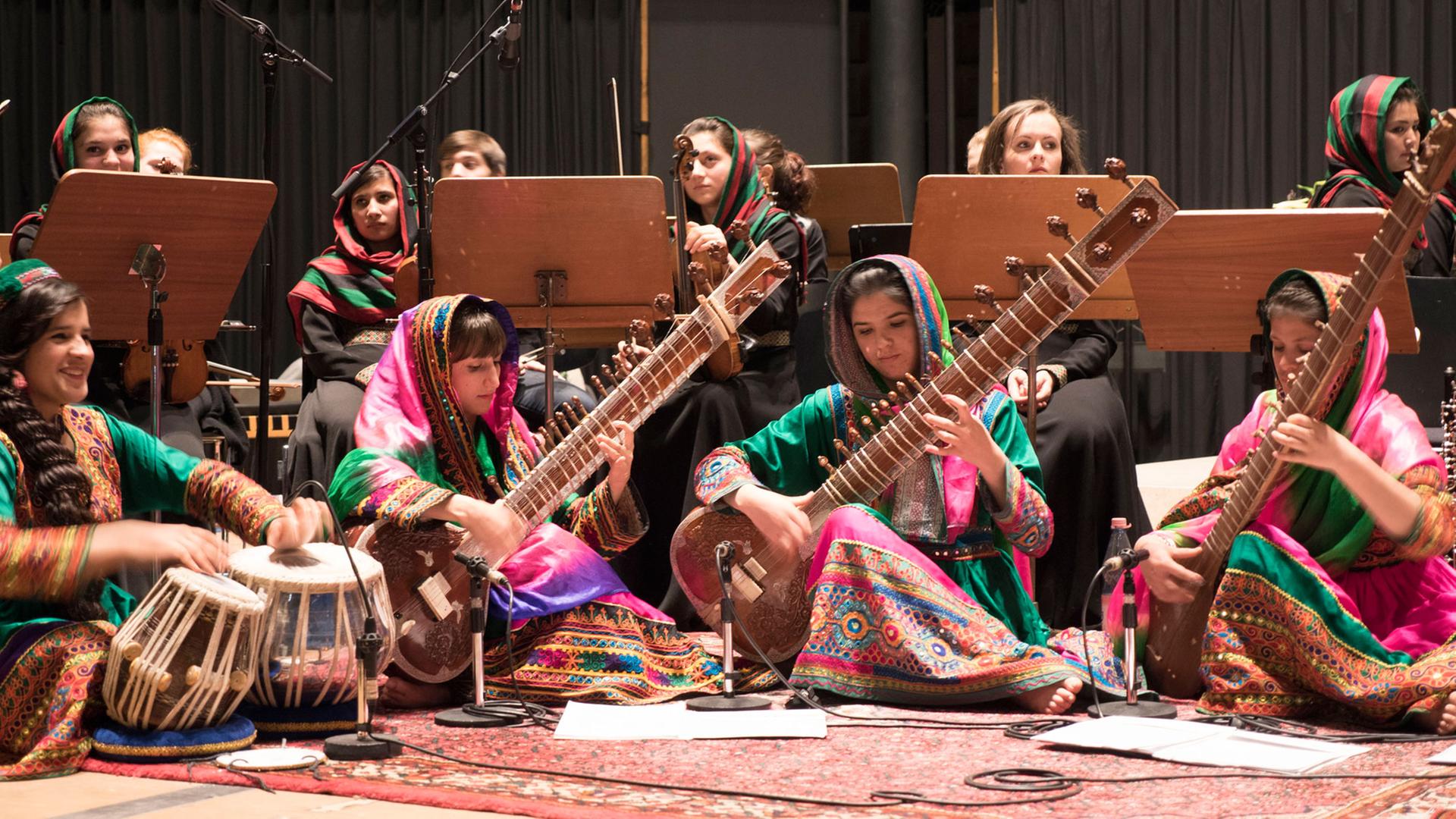 Das afghanische Frauenorchester "Zohra" spielt in der Berliner Gedächtniskirche