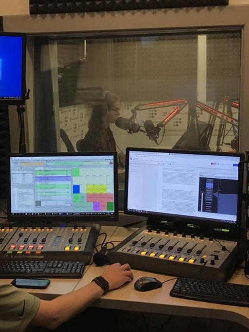 Ein Sendestudio von Hromadske Radio, in dem ein Mann und eine Frau sitzen