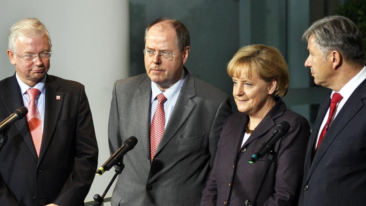 Der hessische Ministerpräsident Roland Koch (CDU), Bundesfinanzminister Peer Steinbrück (SPD), Bundeskanzlerin Angela Merkel (CDU) und der Regierende Bürgermeister Klaus Wowereit (SPD)