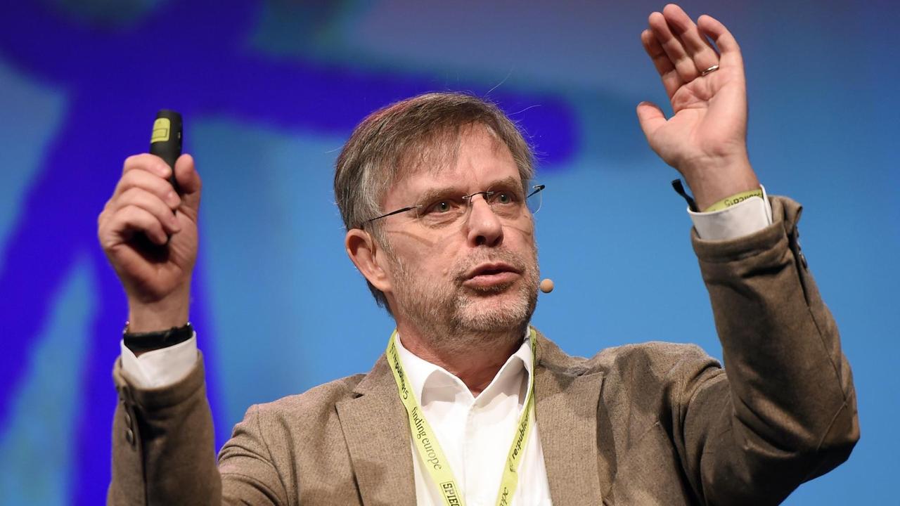 Der Mathematiker Gunter Dueck spricht am 2015 bei der Internetkonferenz Re:publica in Berlin.