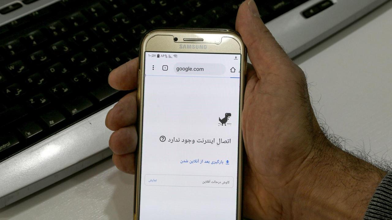 Eine Hand hält ein Mobiltelefon, das anzeigt, keine Verbindung zum Internet zu haben.