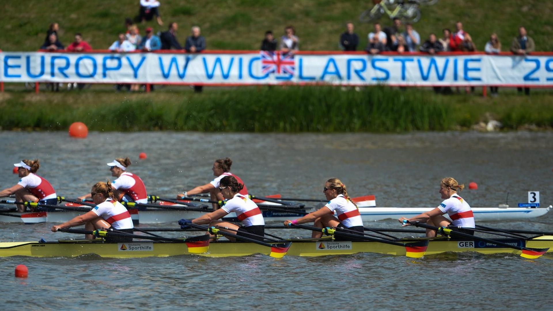 Vier deutsche Ruderinnen sitzen in einem Ruder-Boot