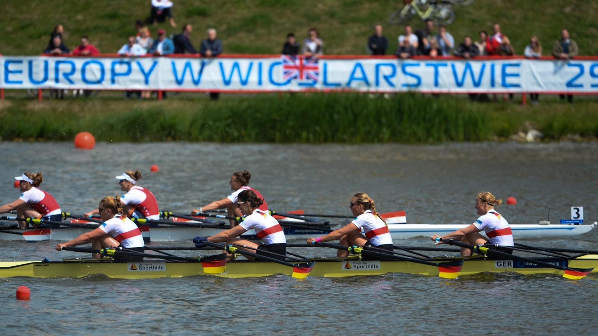 Vier deutsche Ruderinnen sitzen in einem Ruder-Boot Vier deutsche Ruderinnen sitzen in einem Ruder-Boot