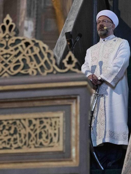 Ali Erbas, der Leiter der türkischen Direktion für religiöse Angelegenheiten, steht mit dem Schwert in der Hagia Sophia zur Freitagspredigt (Khutbah).