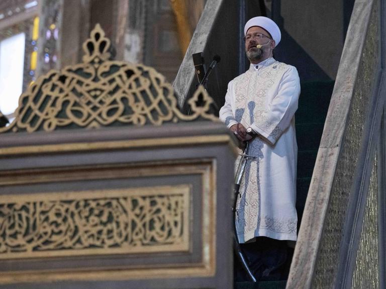 Ali Erbas, der Leiter der türkischen Direktion für religiöse Angelegenheiten, steht mit dem Schwert in der Hagia Sophia zur Freitagspredigt (Khutbah).