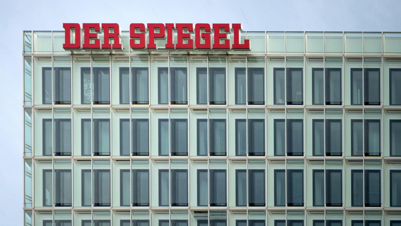 Logo des Nachrichtenmagazins "Der Spiegel" am Verlagsgebäude Ericusspitze in Hamburg.