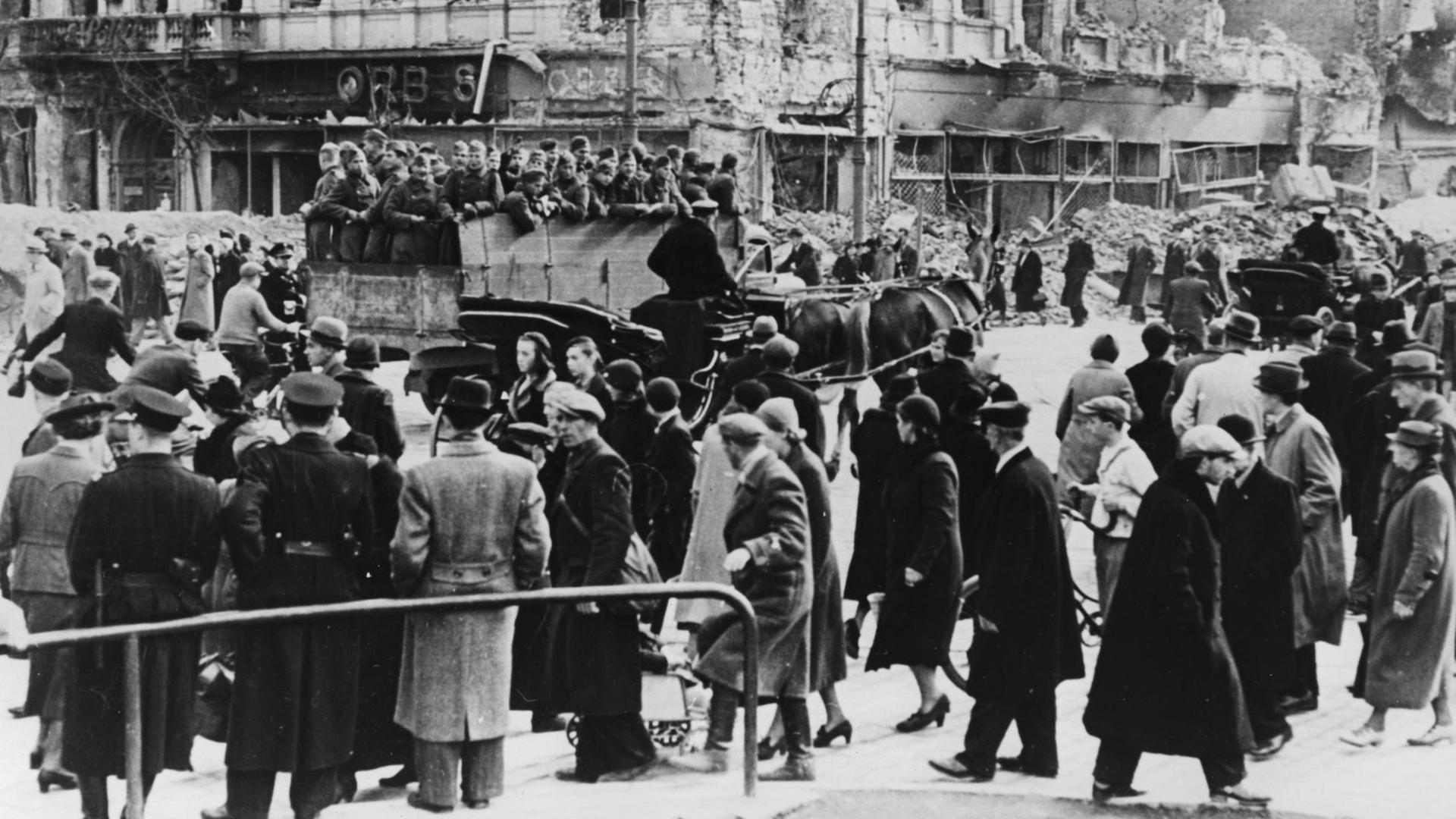 Warschau unter deutscher Besatzung. Eine Strassenszene aus dem Zweiten Weltkrieg von 1939.