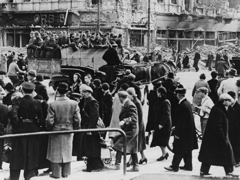 Warschau unter deutscher Besatzung. Eine Strassenszene aus dem Zweiten Weltkrieg von 1939.