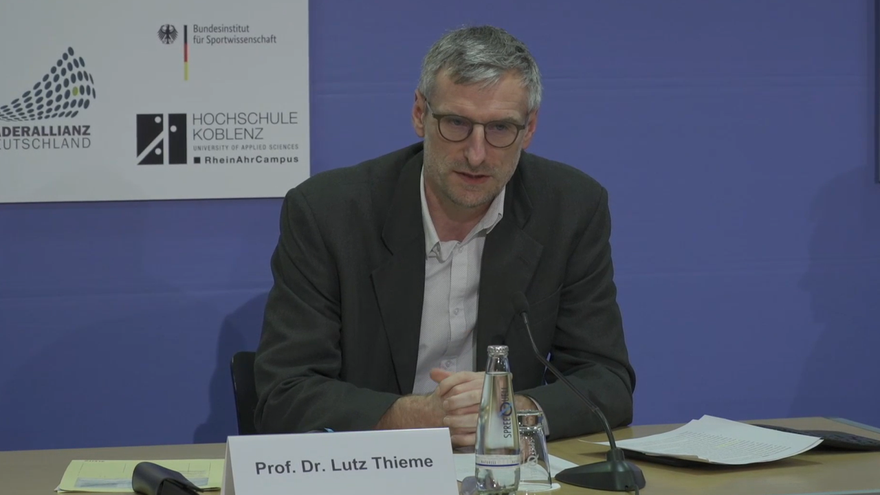 Lutz Thieme, Sportwissenschaftler an der Hochschule Koblenz, bei einer Pressekonferenz am 23.11.20.