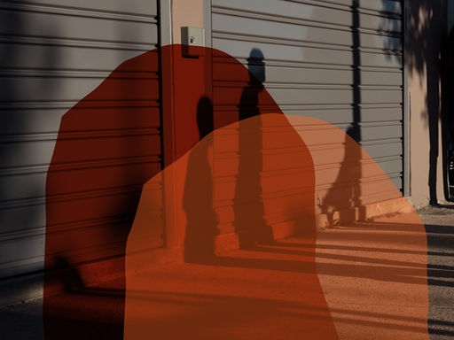 Cover zum Podcast "Feature": Die Schatten von drei Personen auf geschlossenen Fensterläden Cover zum Podcast "Feature": Die Schatten von drei Personen auf geschlossenen Fensterläden