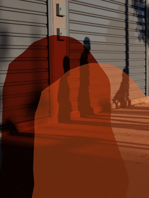Cover zum Podcast "Feature": Die Schatten von drei Personen auf geschlossenen Fensterläden 