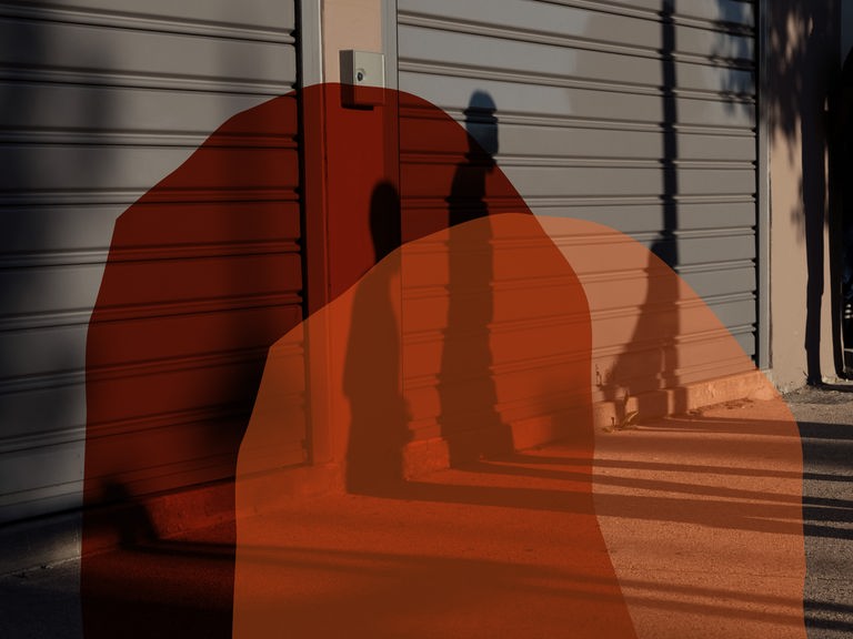Cover zum Podcast "Feature": Die Schatten von drei Personen auf geschlossenen Fensterläden 