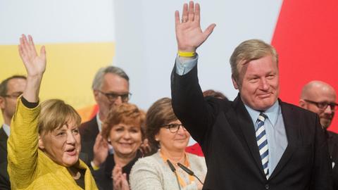 Bundeskanzlerin Angela Merkel (CDU) und der CDU-Spitzenkandidat für die Landtagswahl in Niedersachsen, Bernd Althusmann (r), stehen am 27.09.2017 in der Halle 39 in Hildeshei