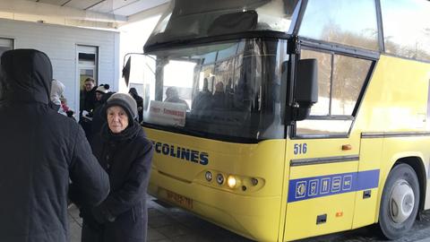 Am Busbahnhof in Litauens Hauptstadt Vilnius versammeln sich Reisende vor dem Transitbus, der von Moskau bis Kaliningrad fährt.
