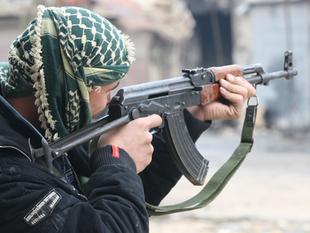 Sturmgewehr im Anschlag: Kämpfer der Freien Syrischen Armee (FSA) in Aleppo