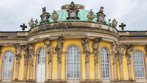Blick auf die zum Garten liegende Südseite von Schloss Sanssouci in Potsdam