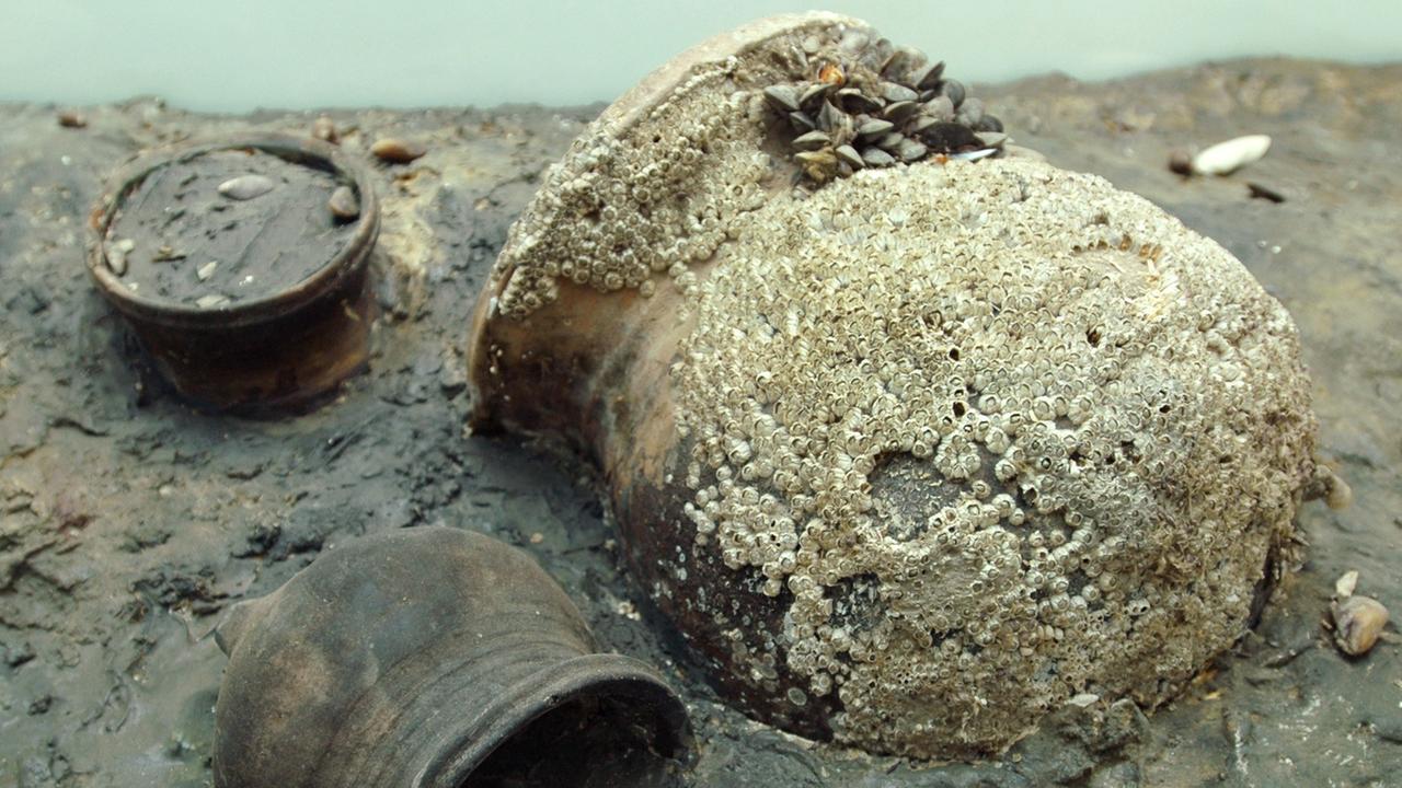 Zu sehen sind Keramikfunde aus dem Rungholt-Watt im Nordsee-Museum in Husum. Die große Sturmflut von 1362 zerstörte die Siedlung und das Umland.
