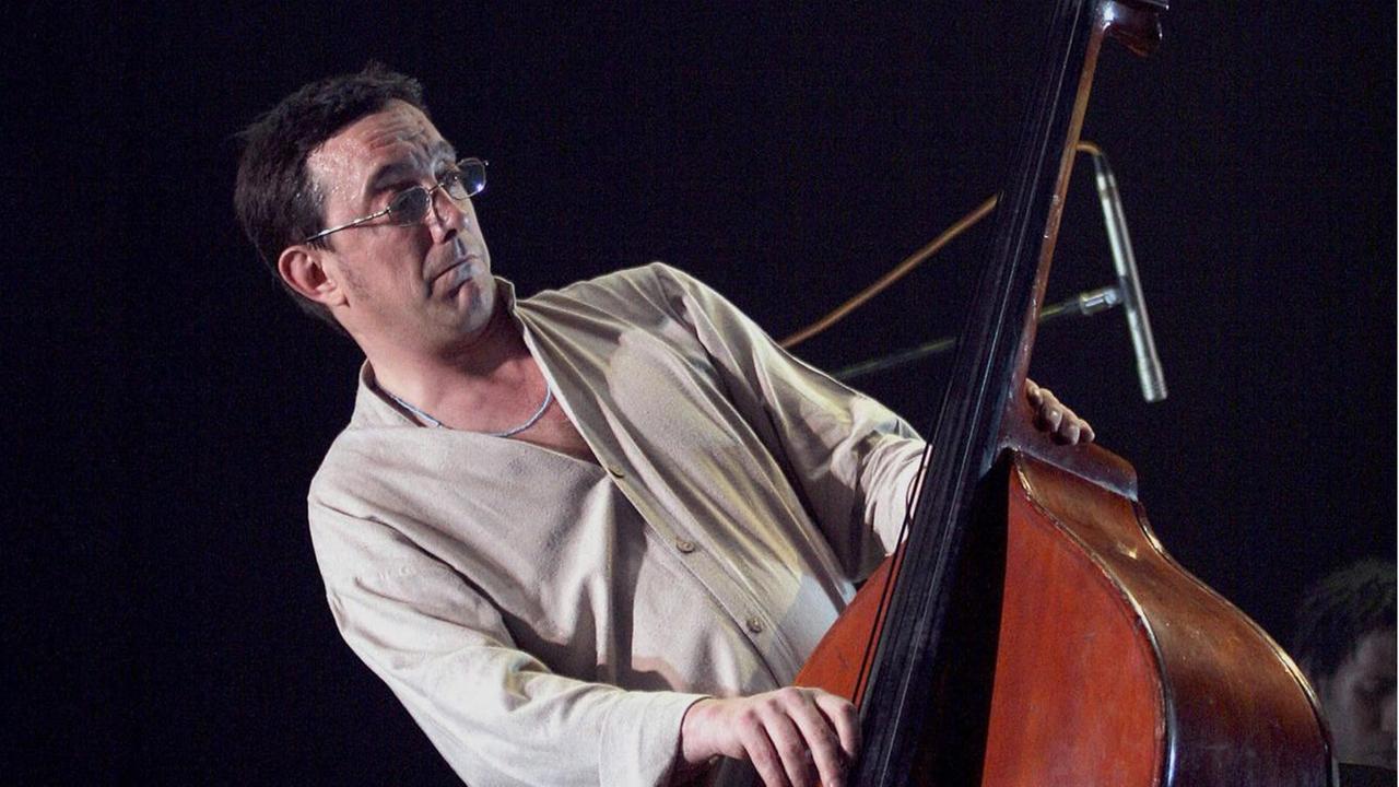 Der spanische Musiker Javier Colina am Kontrabass.