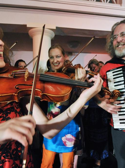 Musiker der "Klezmer Mishpokhe" - die Klezmergroßfamilie - spielen am Donnerstag (28.07.2011) bei einem Konzert zum Festival "Yiddish Summer" in Weimar auf.