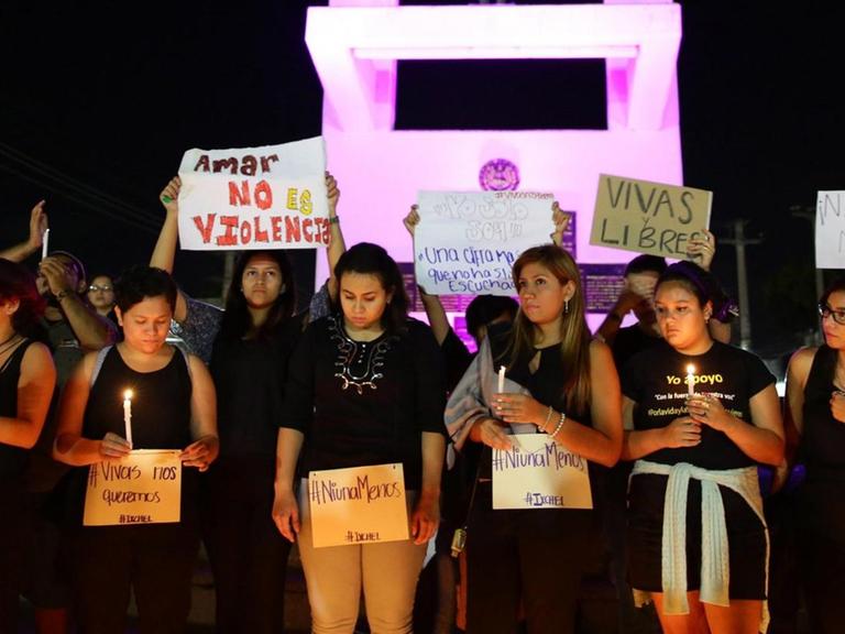 epa05593188 A group of Salvadorean women hold placards during a protest against gender violence in front of the Monument to the Constitution in San Salvador, El Salvador, 19 October 2016. Demonstrators called for justice for gender-based violence victims, as protests were held in several Latin American countries such as Argentina, Mexico, Chile and Guatemala on the same day. EPA/OSCAR RIVERA |