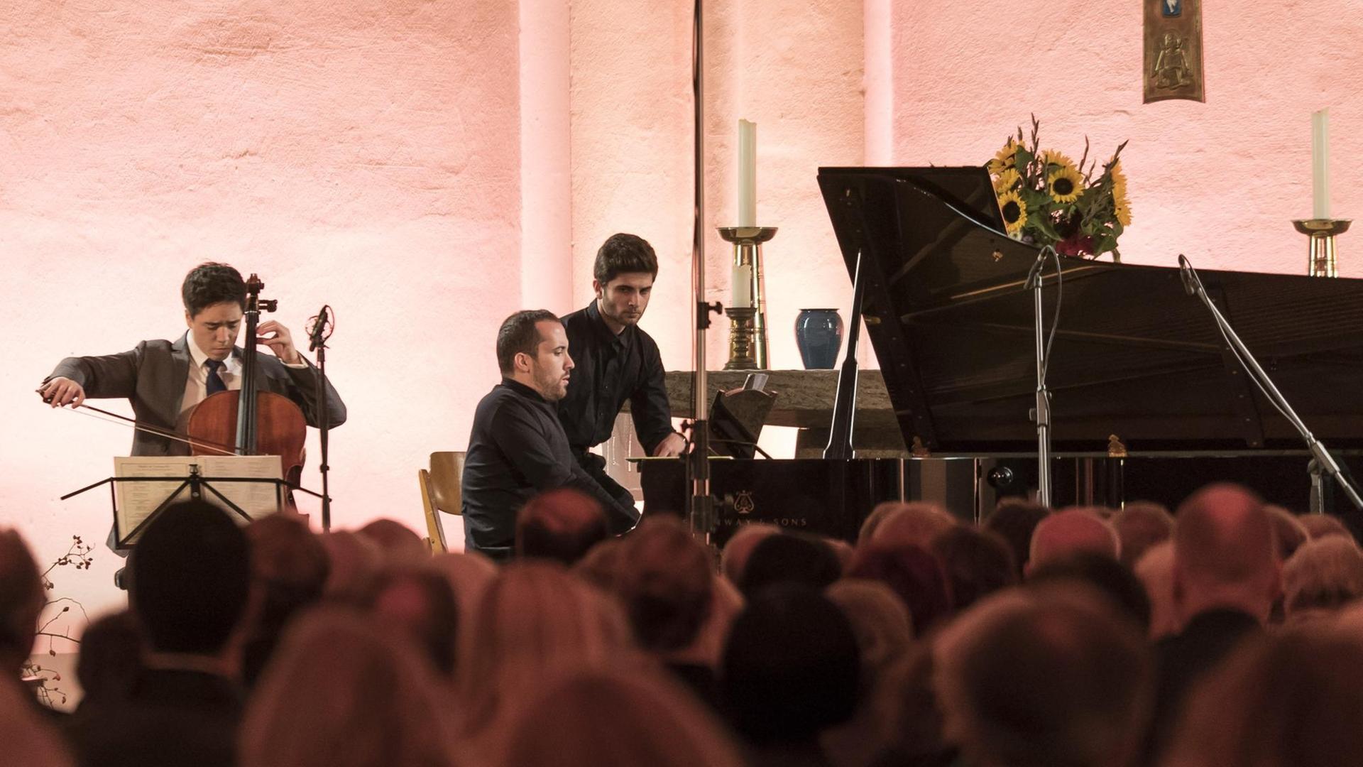 Der Cellist Isang Enders und der Pianist Igor Levit konzertieren beim Beethovenfest 2017 in der Kreuzkirche in Bonn