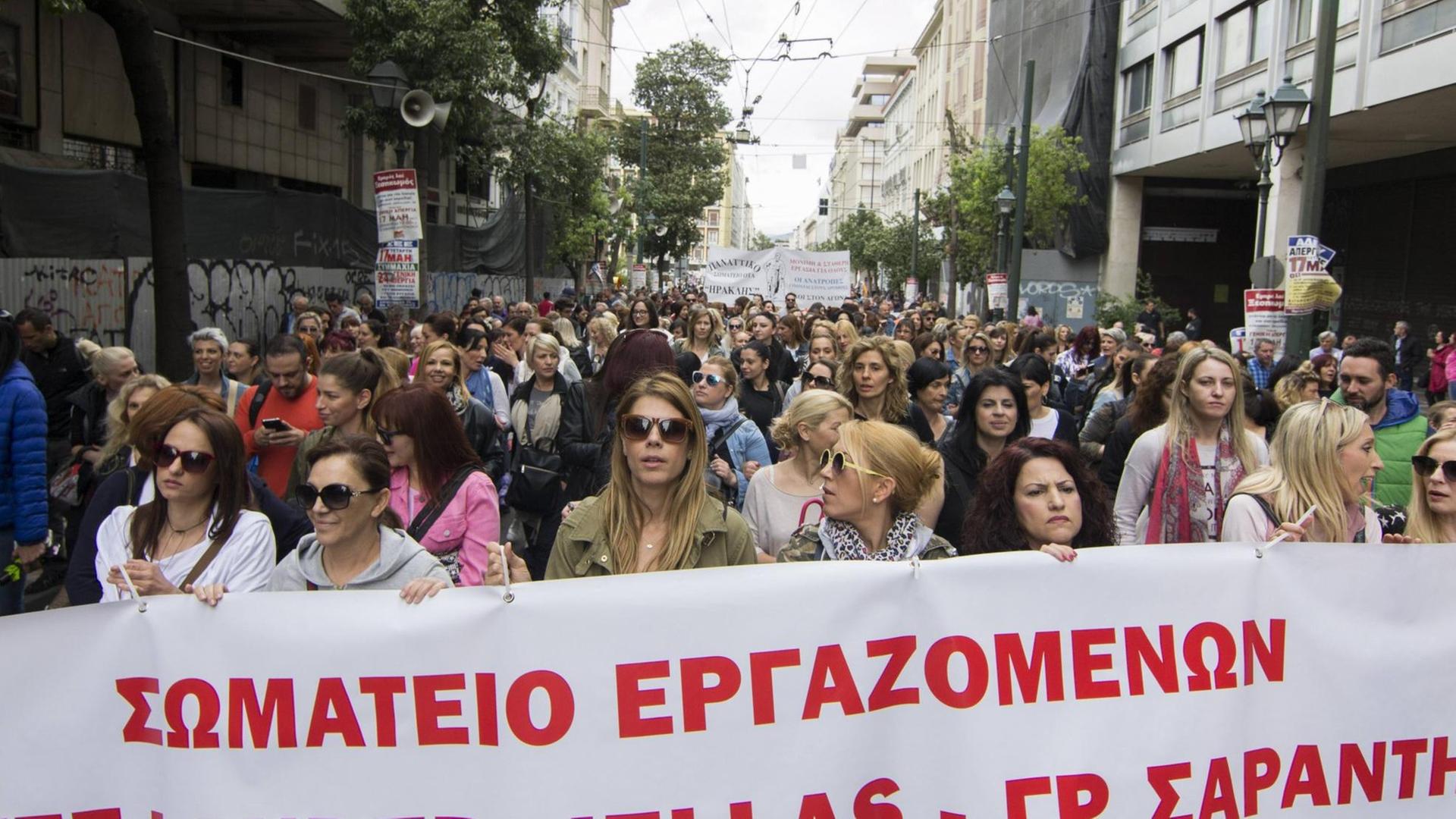 Bürger protestieren in Athen im Mai 2017 gegen neue Sparmaßnahmen.