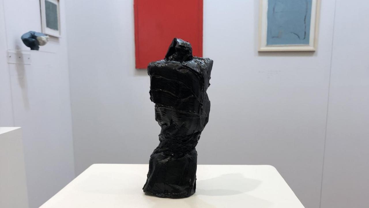 Eine Skulptur von Felix Becker im Raum mit anderen Arbeiten anlässlich des jährlichen Rundgangs an der Universität der Künste.