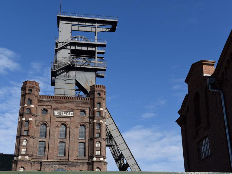 Fördertürme im Ruhrgebiet - die stummen Zeugen einer vergangenen Epoche: Der steinerne über 30 Meter hohe Malakoff - Förderturm des Steinkohle - Bergwerks "Zeche Prosper II in Bottrop (Nordrhein-Westfalen). Der unter Denkmalschutz stehende Förderturm aus dem Jahr 1873 wurde in den letzten Jahren aufwendig saniert und wird kulturell genutzt.