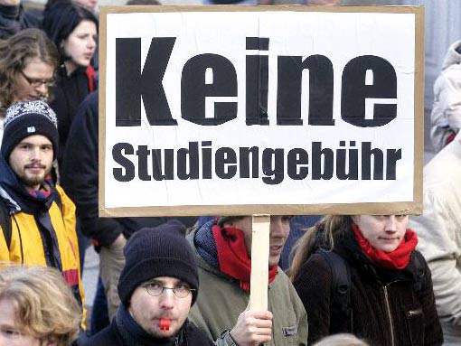 Studenten protestieren während einer Kundgebung unter dem Motto "Stoppt den Bildungs- und Sozialabbau" in Erfurt Studenten protestieren während einer Kundgebung unter dem Motto "Stoppt den Bildungs- und Sozialabbau" in Erfurt