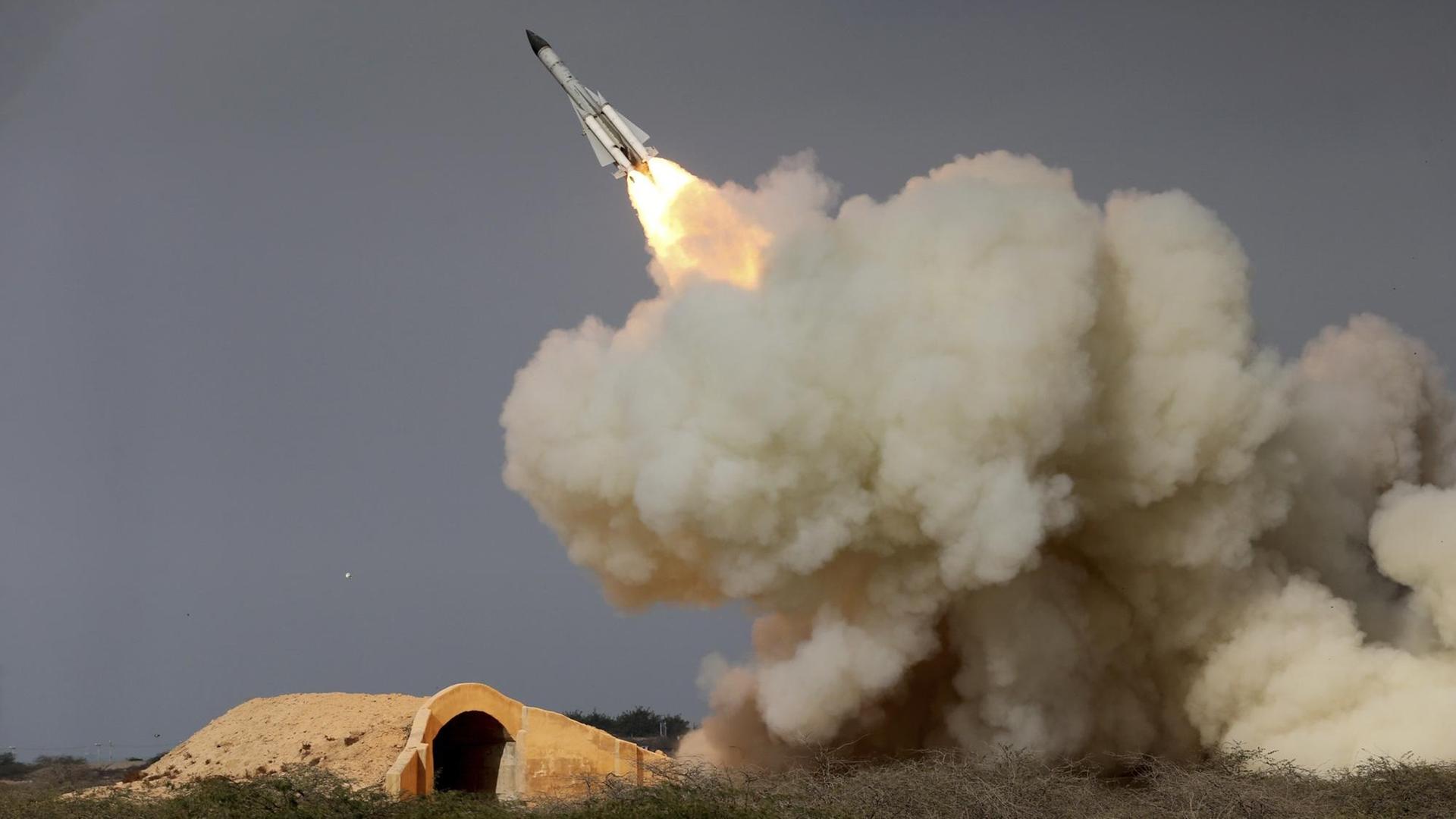 Das Foto zeigt den Abschuss einer Rakete im Iran.