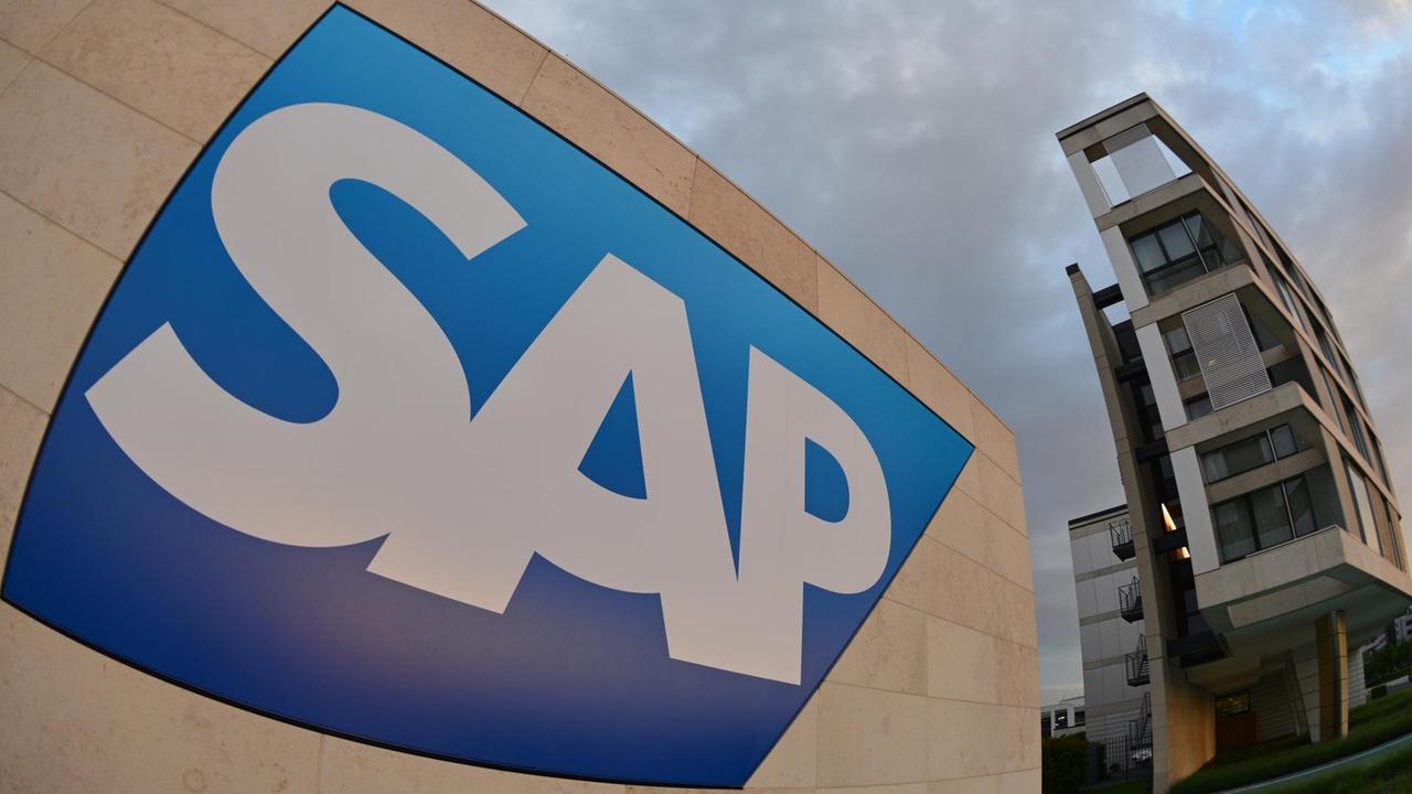 Das Logo des Software-Unternehmens SAP ist in Walldorf an einer Einfahrt zur Konzernzentrale zu sehen.