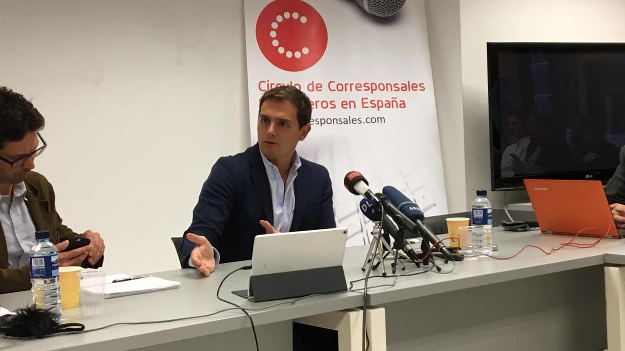Der perfekte Schwiegersohn - Albert Rivera, Vorsitzender der Partei Ciudadanos, stellt sich der ausländischen Presse in Madrid.