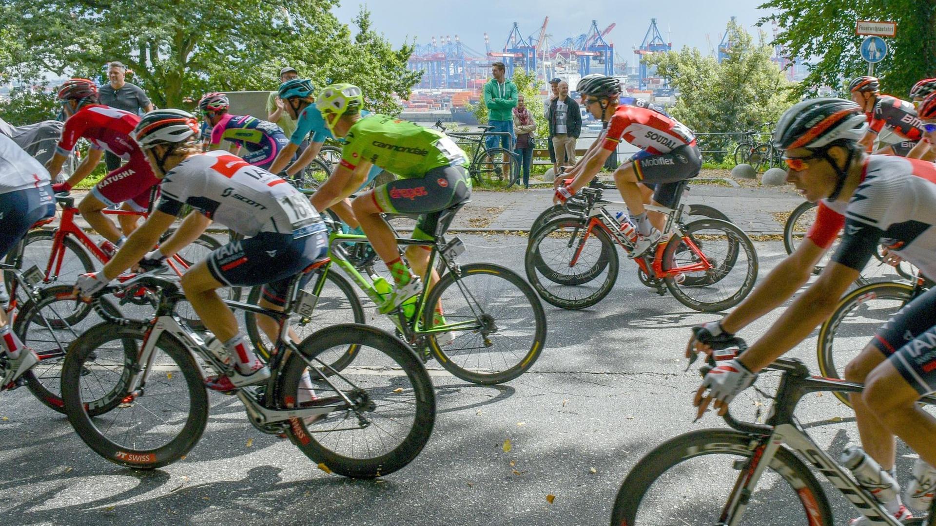 Cyclassics-Radrennen 2016: Das Feld der Profi-Fahrer fährt durch den Hamburger Stadtteil Blankenese.