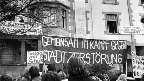Demonstranten vor den Häusern in der Bockenheimer Landstraße 111 und 113. An dieser Stelle sollte ein 28stöckiges Bürogebäude entstehen. Rund 2000 Demonstranten zogen am 27.10.1973 durch Frankfurt am Main und forderten für die Bewohner mehrerer im Westend besetzten Häuser weiteres Wohnrecht, dass offiziell Ende des Monats enden würde.