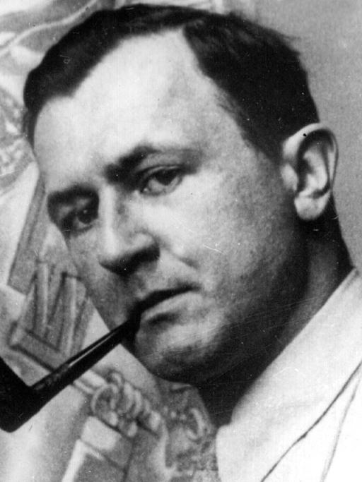 Der wohl bekannteste und schärfste Satiriker der 1920er-Jahre, der Maler und Grafiker George Grosz, an der Staffelei (undatiert). Er war einer der Gründer der Berliner Dada-Gruppe, während des Nationalsozialismus lebte er in der Emigration.