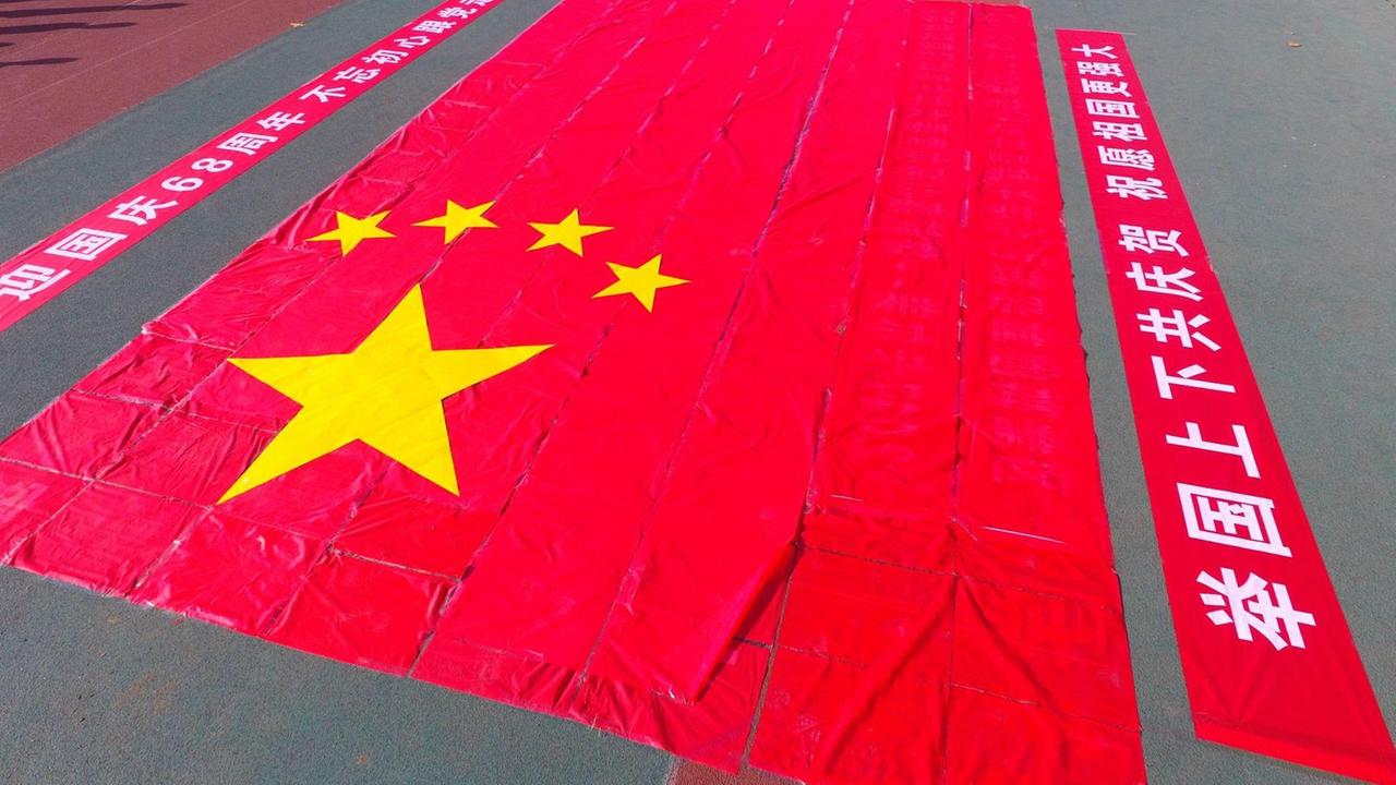 Studenten breiten Chinas Flagge aus