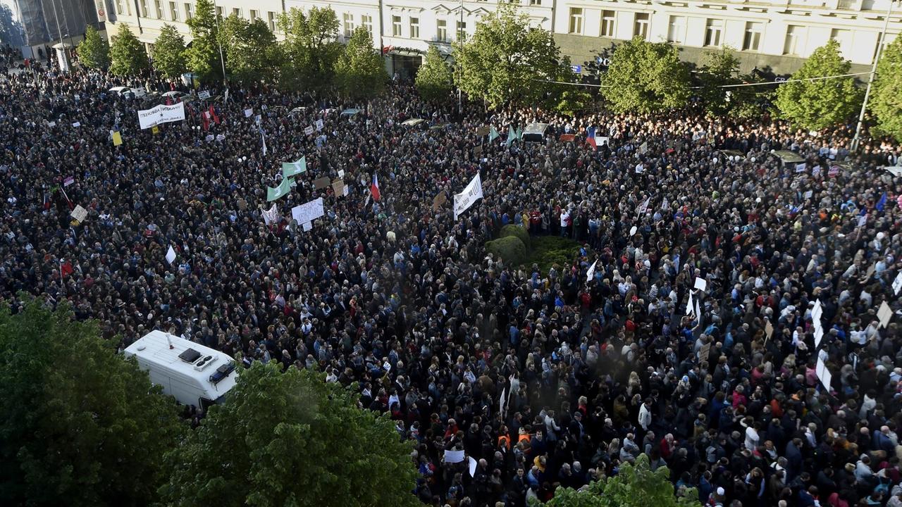 In Prag demonstrieren Tausende Menschen gegen die tschechische Regierung.
