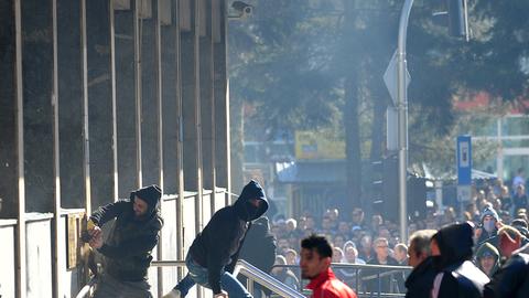 Demonstranten stürmen ein Regierungsgebäude in Tuzla am 7.2.2014.