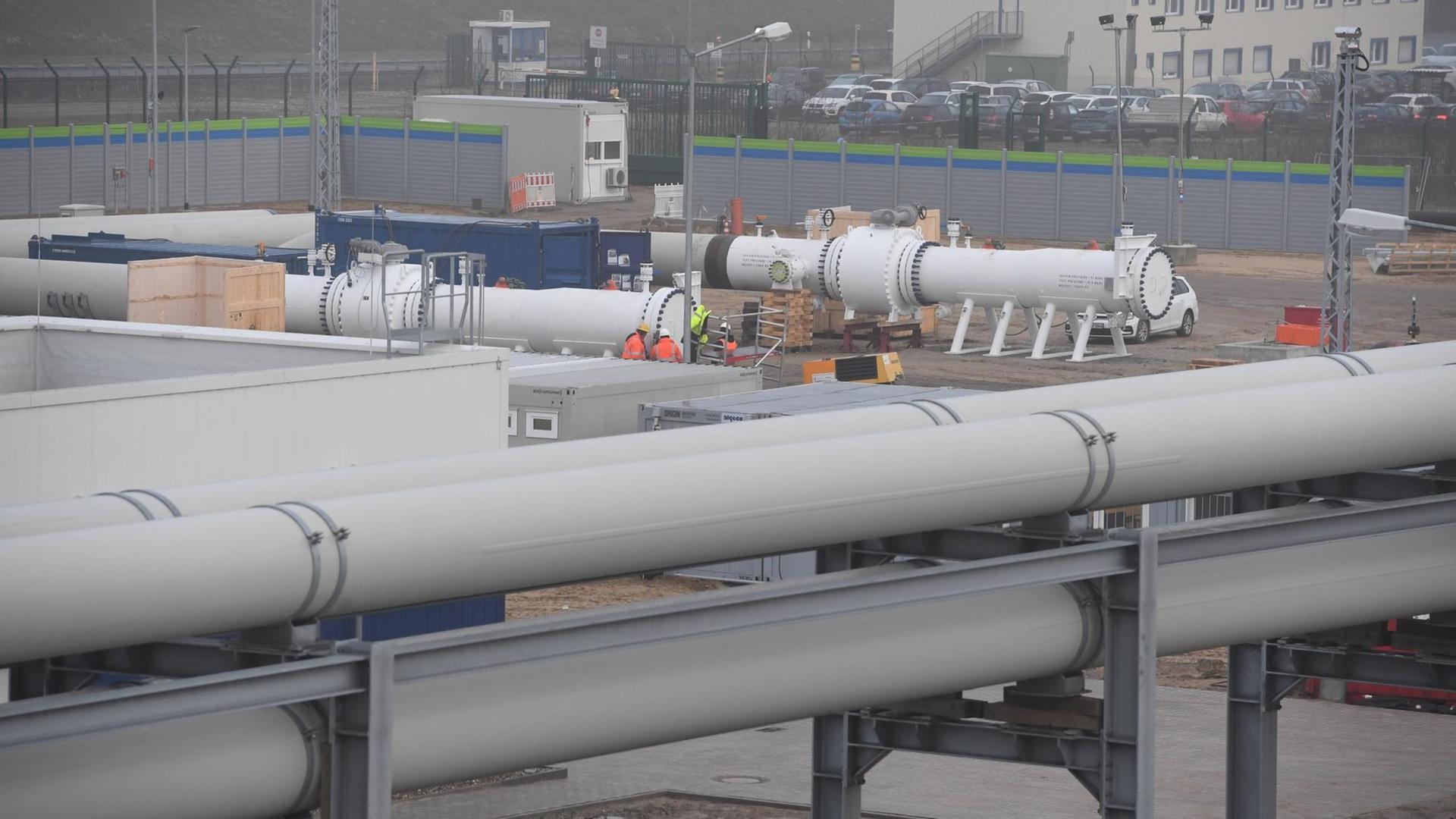 Arbeiter stehen auf der Baustelle der Empfangsstation der Ostseepipeline Nord Stream 2.