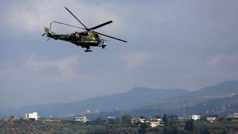 Ein russischer Helikopter fliegt über der Hmaimim-Militärbasis in Syrien