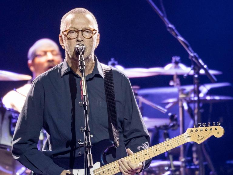 Der Gitarrist, Sänger und Musiker Eric Clapton bei einem Konzert am 02. Juli 2018 in der Lanxess Arena in Köln.