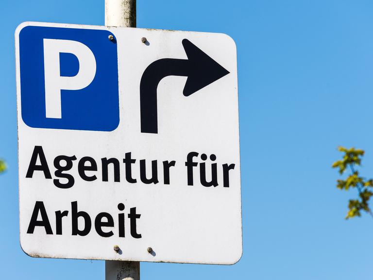 Parkplatz-Hinweisschild der Agentur für Arbeit in Kiel
