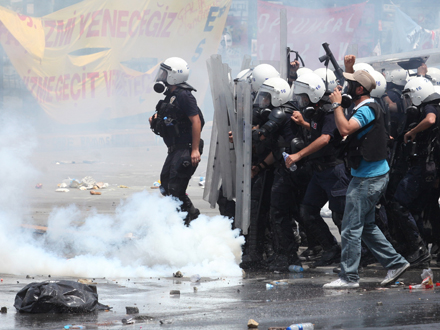 Türkische Sicherheitskräfte bei der Erstürmung des Taksim-Platzes
