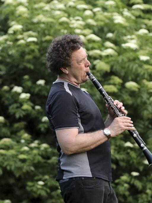 Der Musiker David Rothenberg spielt seine Klarinette mit geschlossenen Augen während eines Freiluftkonzerts im Brooklyn Botanic Garden in New York am 21. Juni 2017.