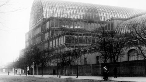 Der Mittelpunkt der "Großen Ausstellung" (Great Exhibition) in London im Jahr 1851 war der Crystal Palace. Der Architekt Sir Joseph Paxton erschuf mit dem Gebäude aus Gußeisen und Stahl ein Meisterwerk, das "wie ein plötzlich erstarrter Wasserfall" wirkte. Die Londoner Sehenswürdigkeit wurde 1936 durch einen verheerenden Brand zerstört. (Aufnahme von 1913).