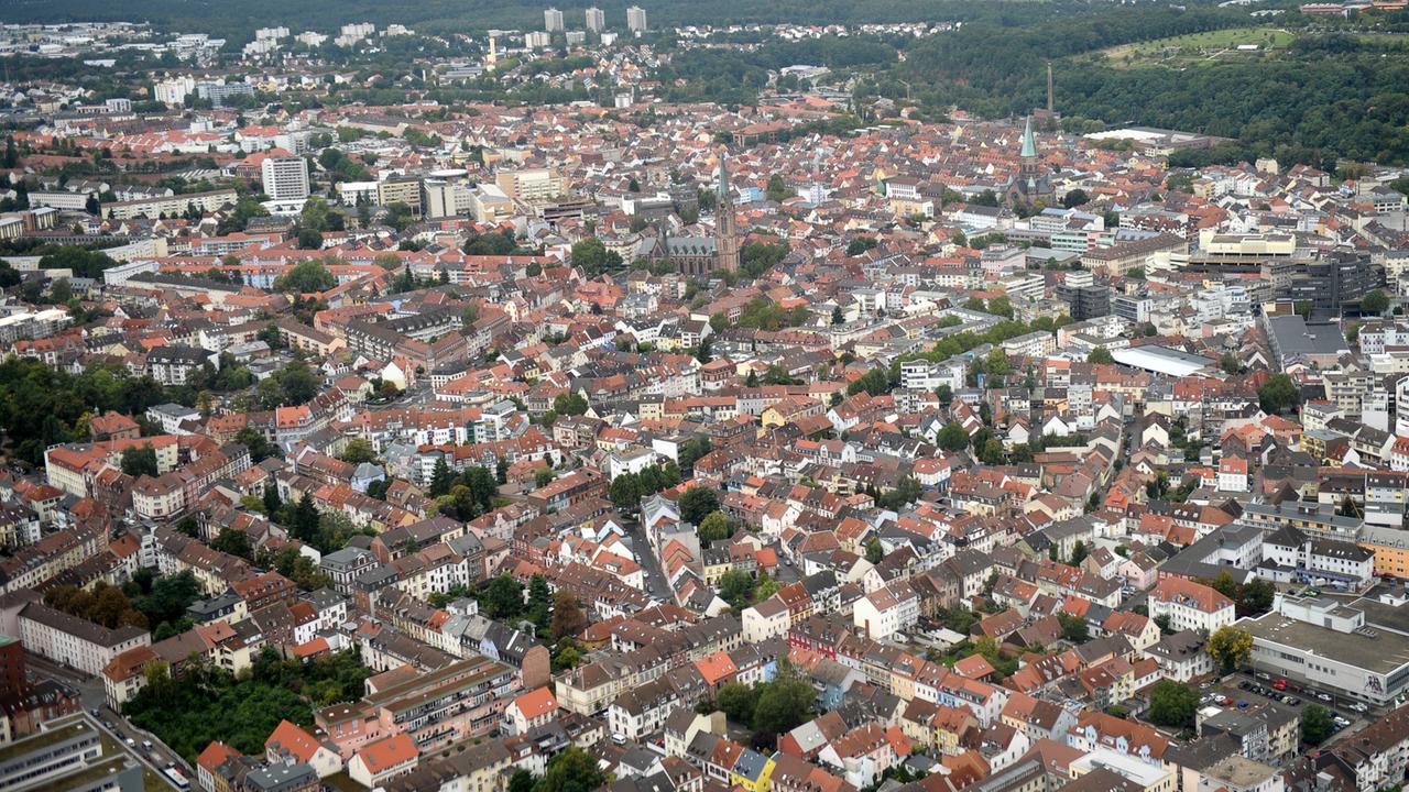 Die Stadt Kaiserslautern aus der Luft.