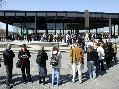 Besucher der MoMa-Ausstellung warten am 15. April 2004 vor der Neuen Nationalgalerie in Berlin auf Einlass