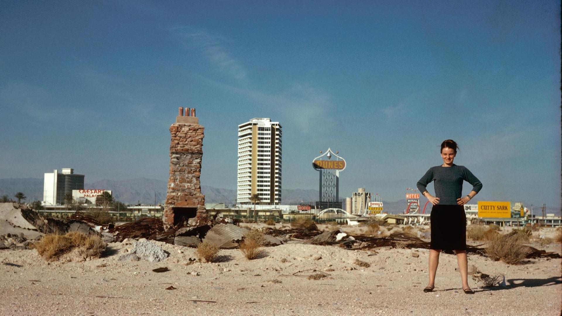 Ein Bild von Robert Venturi aus dem Jahr 1972 zeigt Denise Scott Brown vor der Skyline von Las Vegas.